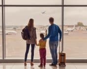 Família no aeroporto pronta para embarcar ao novo destino após terem conferido o checklist mudança de país