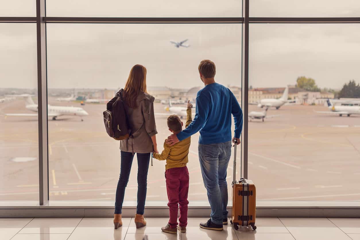 Família no aeroporto pronta para embarcar ao novo destino após terem conferido o checklist mudança de país